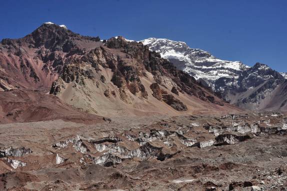 O glaciar Horcones, quase escondido por terra e rocha que traz consigo desde a Parede Sul do Aconcágua (Parque Aconcágua, região de Mendoza, no oeste da Argentina)